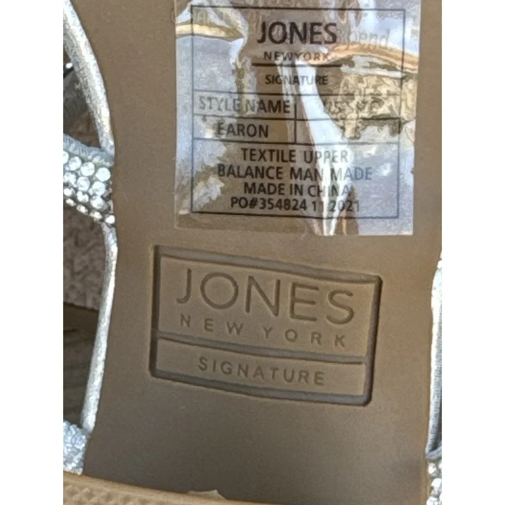 Jones New York Earon Sandals heels~size 7.5 Silver Dressy Heels Chunk Heel CUTE!